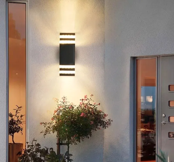 Zidna dekorativna lampa sa 2 E27 grla IP65 (R-1)