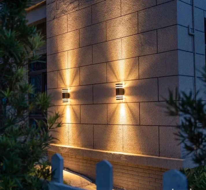 Zidna dekorativna lampa sa 2 E27 grla IP65 (R-1)