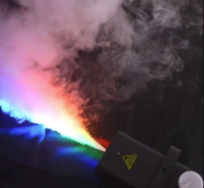 Scenska RGB mašina za dim 600W sa RGB LED osvetljenjem i daljinskim (RK-1)