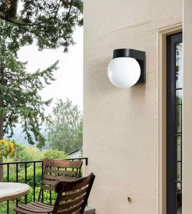 Zidna lampa kugla prečnika 150 mm – E27 grlo, IP44, bela (R-1)